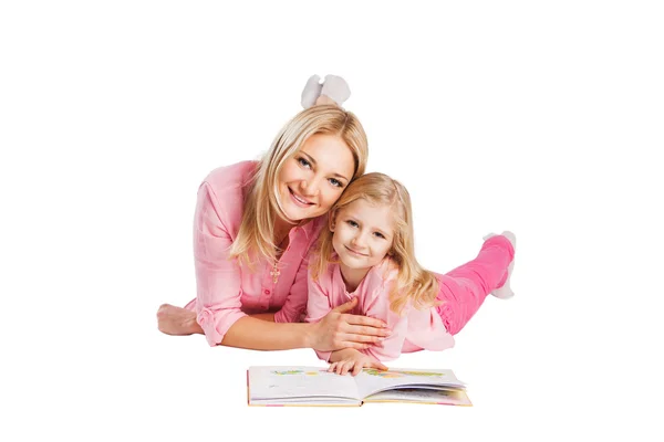 Meisje lezen boek met moeder — Stockfoto