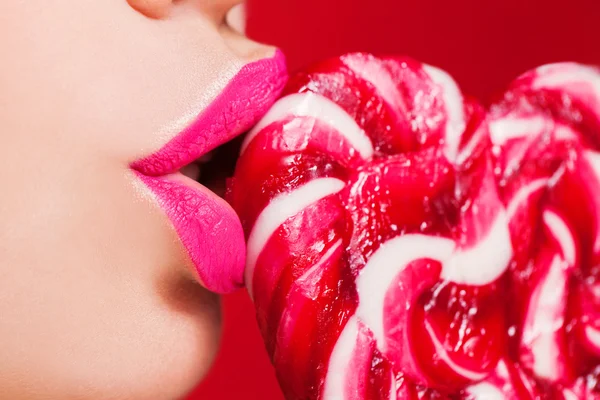 Güzel seksi kırmızı dudaklar ait closeup fotoğraf — Stok fotoğraf