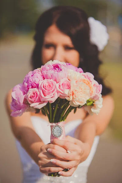 Wedding bouquet at brides hands — Stock Photo, Image