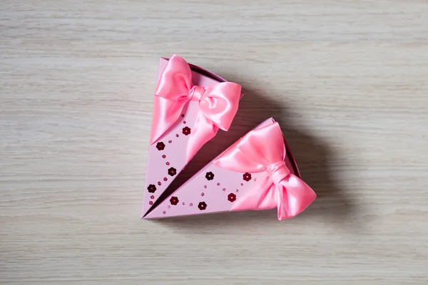 Box-shaped piece of cake. Bonbonniere. candy-box — Stock Photo, Image