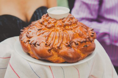 lezzetli düğün ekmek ve tuz misafirler için hazır.