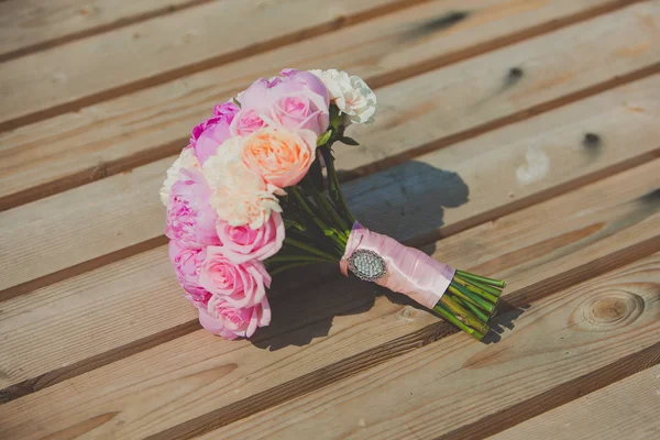Ramo nupcial de peonías y rosas —  Fotos de Stock