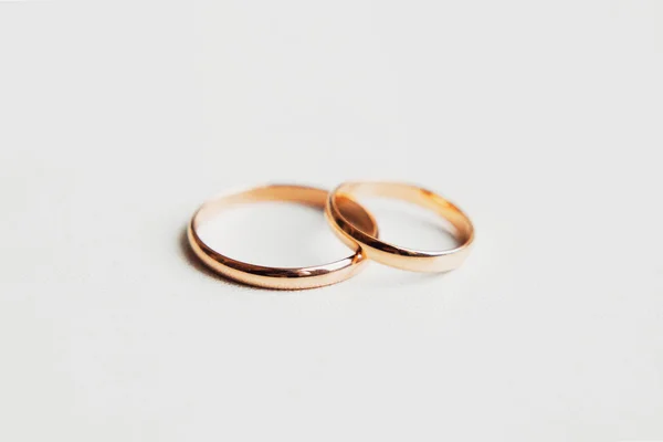 Golden wedding rings on white background — Stock Photo, Image