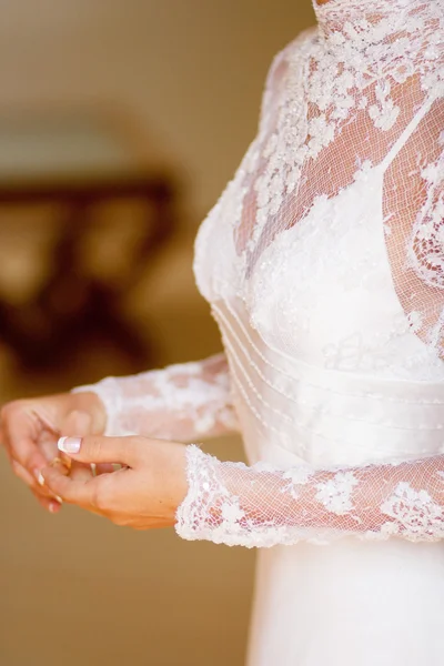 Preparação nupcial, noiva colocando um vestido de noiva de renda — Fotografia de Stock