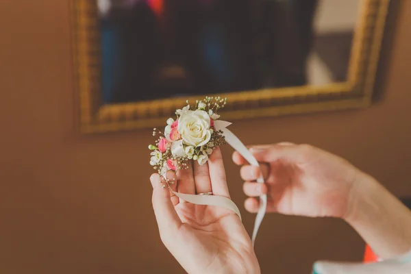 Bracelet of flowers on hand. Wedding accessories. — Stock Photo, Image