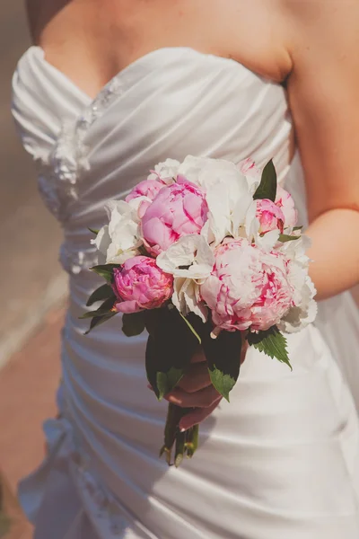 Beautiful wedding bouquet in brides hand — Stock Photo, Image
