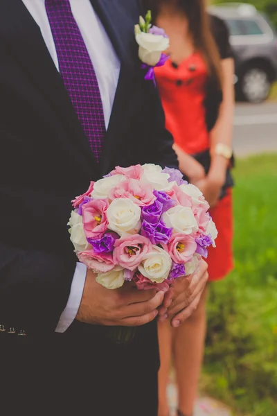 Bräutigam mit Blumenstrauß wartet auf Braut — Stockfoto