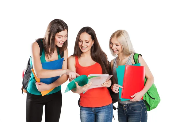 Studenten vrienden permanent samen op een witte achtergrond — Stockfoto