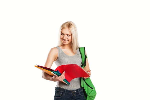 Estudante universitário menina com livro e saco isolado — Fotografia de Stock