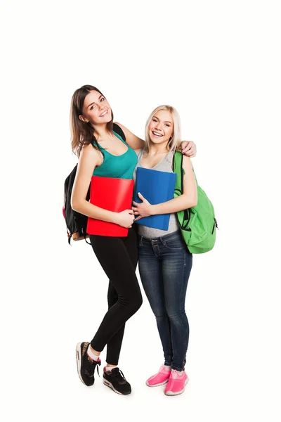 Dois alunos com sacos escolares posando isolados em fundo branco — Fotografia de Stock