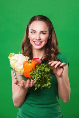 taze ve sağlıklı gıda ile tam bir bakkal çantası elinde güzel bir kadın. yeşil renkli 