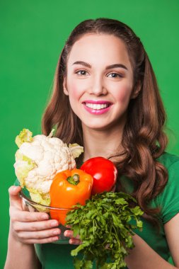 taze ve sağlıklı gıda ile tam bir bakkal çantası elinde güzel bir kadın. yeşil renkli 