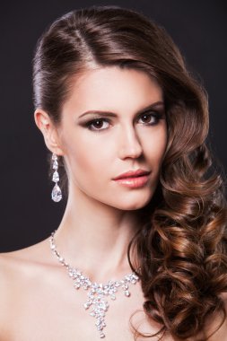 lüks aksesuarları ile güzel bir esmer kız portresi. manken 