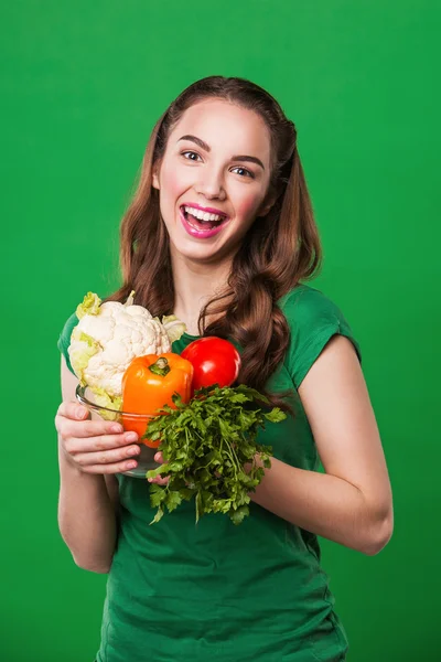 Beautiful woman holding a grocery bag full of fresh and healthy food. — Stock Photo, Image