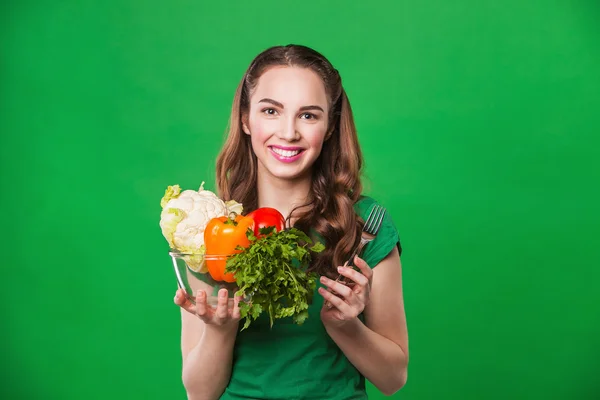 Mulher bonita segurando um saco de supermercado cheio de alimentos frescos e saudáveis . — Fotografia de Stock