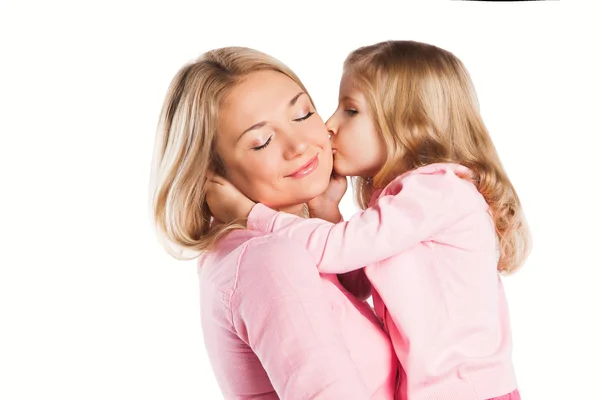 Retrato de feliz abraçando mãe e filha — Fotografia de Stock