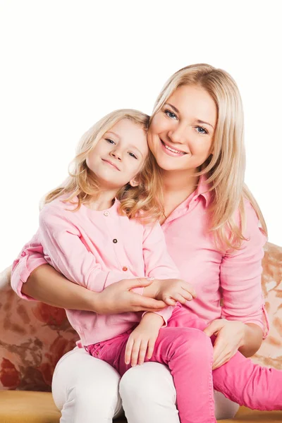 Retrato de feliz abraçando mãe e filha — Fotografia de Stock