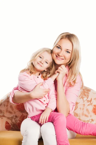 Retrato de feliz abraçando mãe e filha — Fotografia de Stock