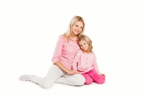 Portret szczęśliwy Ogarnięcie matka i córka — Zdjęcie stockowe