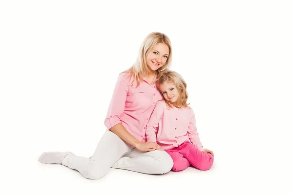 Retrato de feliz abraçando mãe e filha — Fotografia de Stock