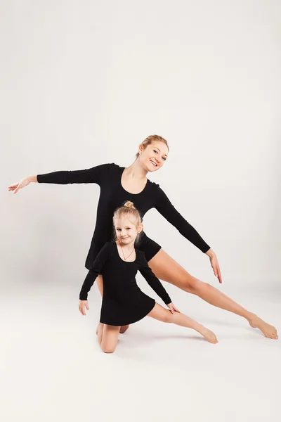 Mom and daughter do gymnastics — Stock Photo, Image