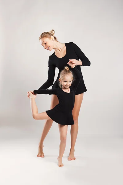 Mom and daughter do gymnastics — Stock Photo, Image