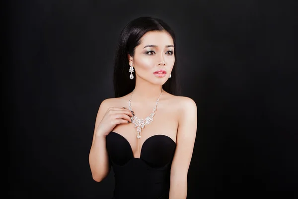 Beautiful young asian woman posing with jewelry — ストック写真