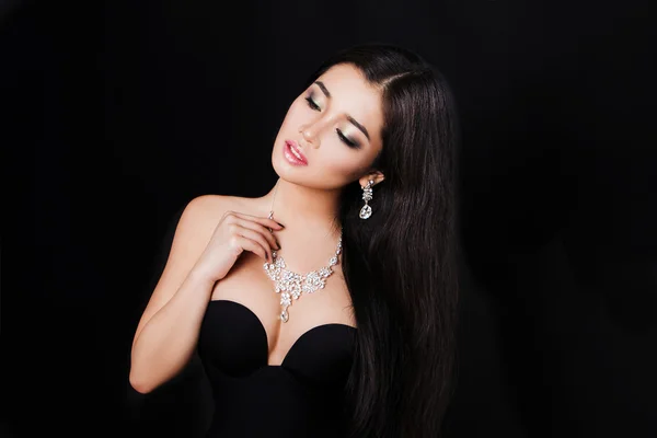 Beautiful young asian woman posing with jewelry — Stock Photo, Image