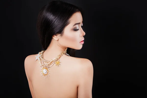 Belle jeune femme asiatique posant avec des bijoux — Photo