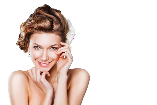 Fashion beauty model girl. Smiling happy bride. Perfect make up and hair style. Hairstyle. — Stock Photo, Image