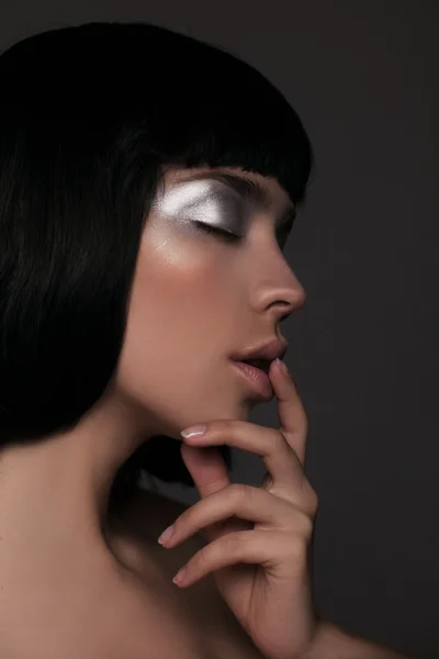Closeup portrait of beautiful woman with bob hairstyle. Fashion model face With creative shiny makeup — Zdjęcie stockowe