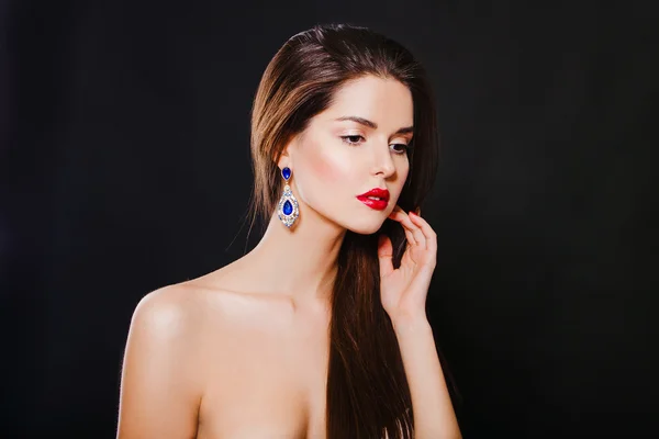 Beautiful woman model with luxury accessories. on black — Zdjęcie stockowe