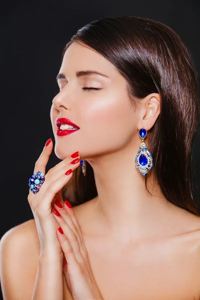 Modelo de moda chica retrato con labios rojos y pendientes azules y anillo. Mujer con accesorios de lujo —  Fotos de Stock
