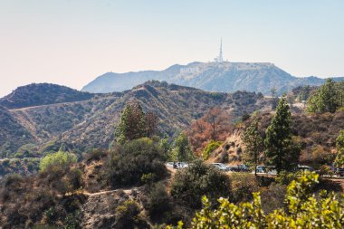 Mountain view Griffith Gözlemevi'nın Hollywood işareti ile. Los Angeles