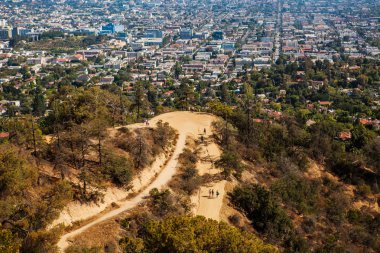 Los Griffith Parkı Gözlemevi görüldüğü gibi Angles şehrinin