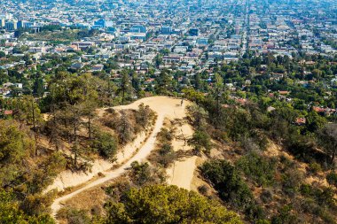 Los Griffith Parkı Gözlemevi görüldüğü gibi Angles şehrinin