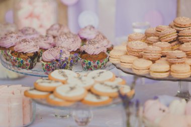 Tatlı tablo bir düğün için. Lavanda çiçeklerle süslenmiş bisküvi