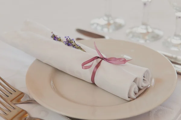 Schicke violette Tischdekoration für ein Hochzeitsessen — Stockfoto