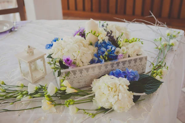 Wild flowers in wooden tub on a  wedding table — Stock Photo, Image