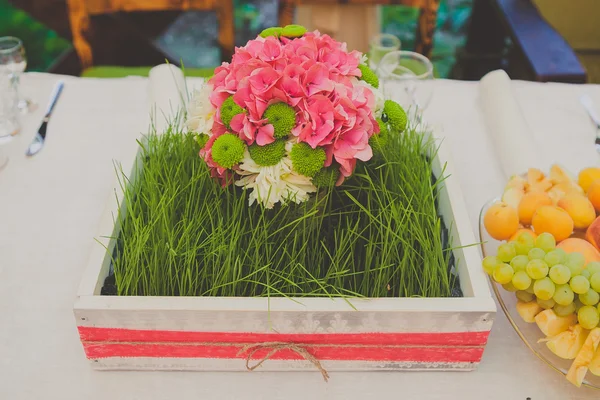 Rosa Hochzeitstisch Dekor mit Blumen — Stockfoto