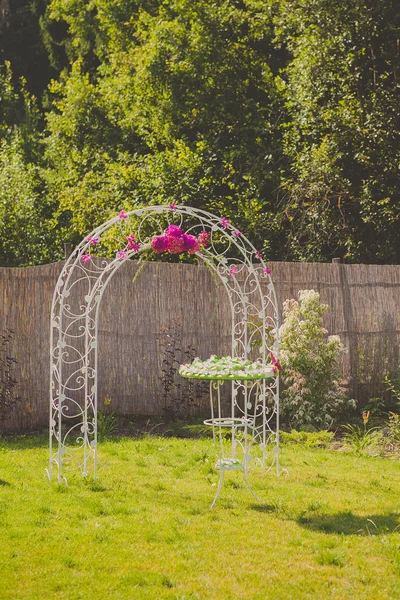 Outdoor beautiful wedding arch with table — Stock Photo, Image