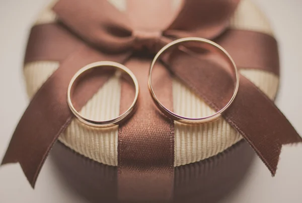 Two wedding golden rings on gift box — Stock Photo, Image