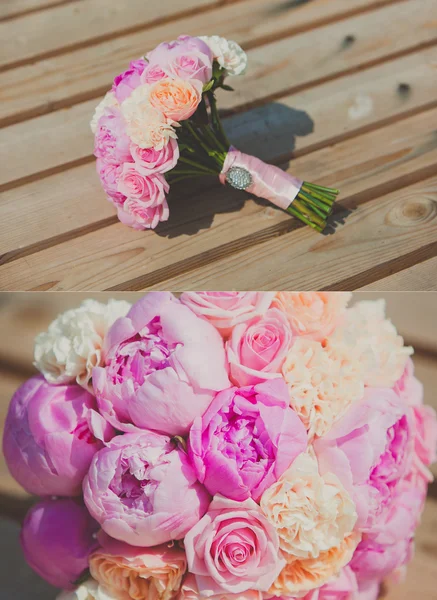 Bouquet de pivoines colorées sur sol en bois — Photo