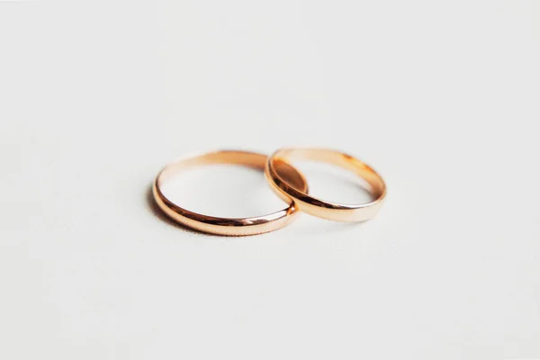 Due anelli d'oro su sfondo bianco — Foto Stock