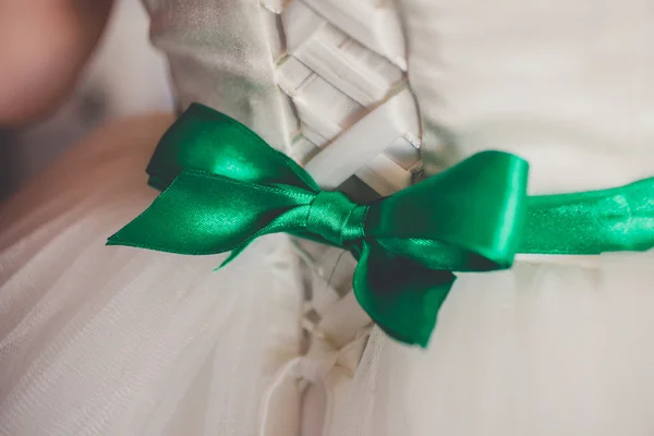 Закрыть свадебное платье большим шелковым бантом — стоковое фото