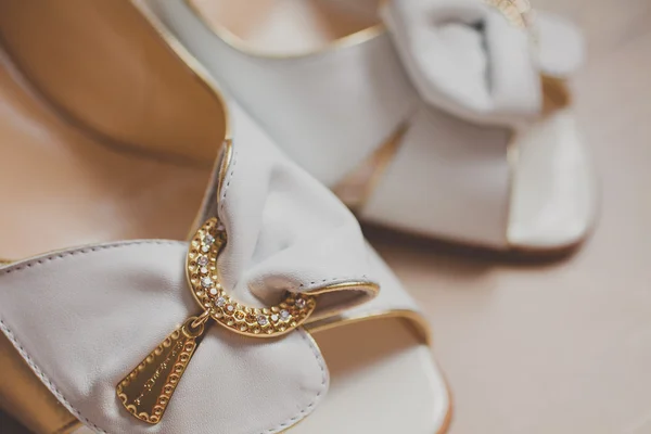 Fechar-se de sapatos de casamento elegantes da moda nupcial — Fotografia de Stock