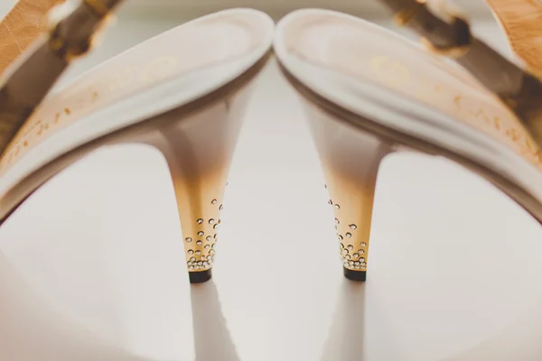 Primo piano di moda sposa eleganti scarpe da sposa bianche — Foto Stock