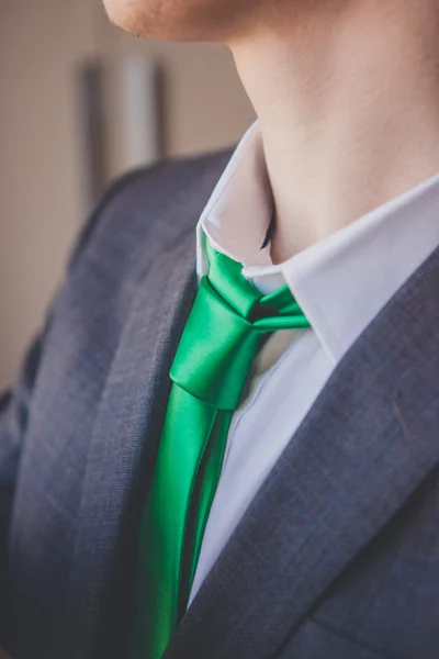 Detail eines eleganten Bräutigams Anzug und grüne Krawatte — Stockfoto