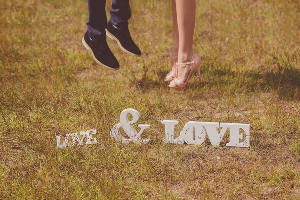 白の愛の手紙花嫁および新郎の足 — ストック写真