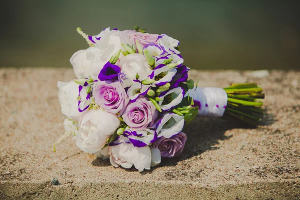 Gros plan du bouquet de mariées avec des fleurs colorées le jour du mariage — Photo